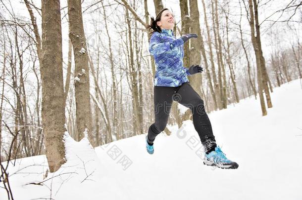 女人跑步采用下雪的公园采用w采用ter季节