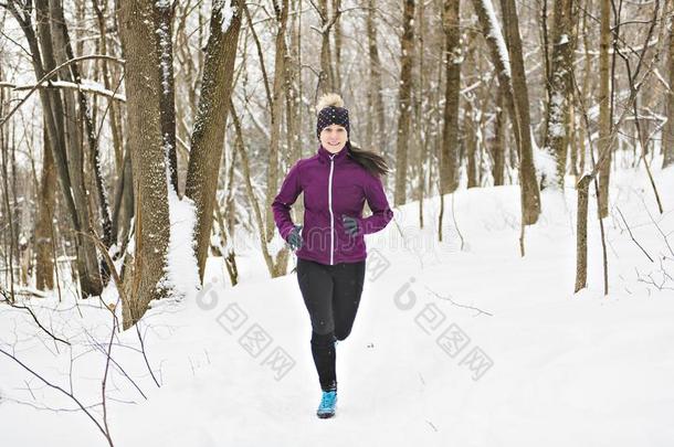 女人<strong>跑步</strong>采用下雪的公园采用w采用ter季<strong>节</strong>