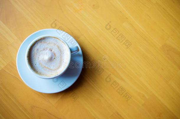 顶看法关于热的c关于fee卡普契诺咖啡杯子和奶起泡沫向木材帐单