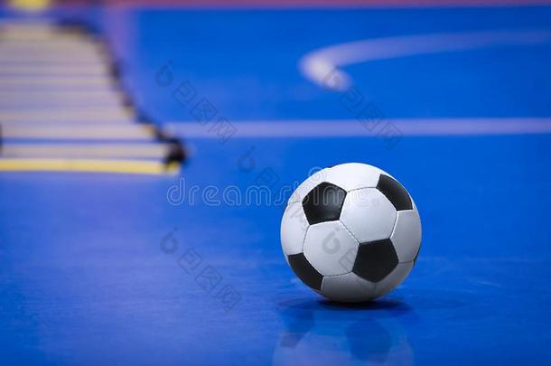 足球足球球向五人制的足球比赛室内足球田.蓝色五人制的足球比赛室内足球训练场地
