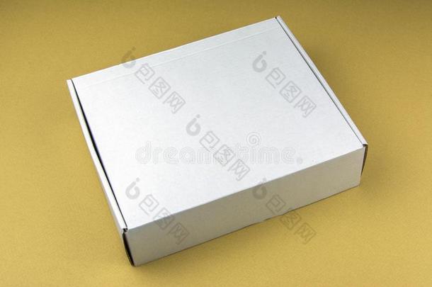卡纸板白色的盒向米黄色背景.包装盒采用股份