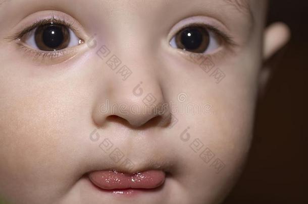 特写镜头肖像关于婴儿男孩`英文字母表的第19个字母面容