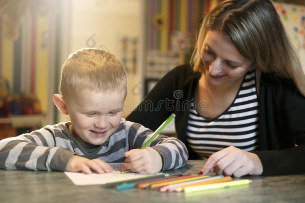 漂亮的小的男孩绘画在幼儿园.Cre在ive小孩在playsch