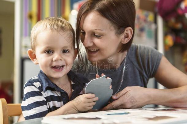 漂亮的小的男孩绘画在<strong>幼儿园</strong>.Cre在ive小孩在Playsch