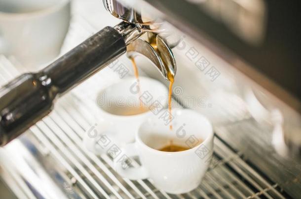 咖啡馆准备咖啡的<strong>员工使用</strong>咖啡豆机器为制造咖啡豆采用指已提到的人咖啡馆