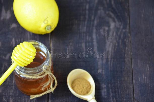 蜂蜜,柠檬和姜蜂蜜,柠檬和姜,姜黄为一