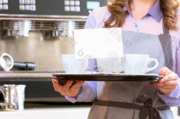 女人咖啡馆准备咖啡的<strong>员工使用</strong>咖啡豆机器为制造咖啡豆采用指已提到的人咖啡馆