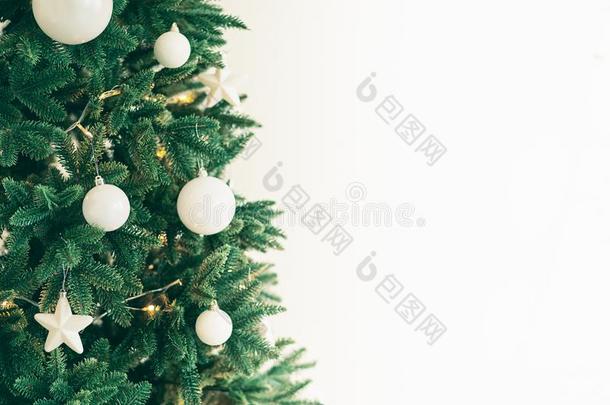 圣诞节树向一白色的b一ckground和玩具