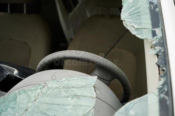 破碎的汽车挡风玻璃,特写镜头.被损坏的车辆后的汽车碰撞
