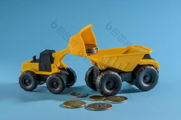 黄色的玩具货车和推土机装货coinsurance联合保险.空间为文本.
