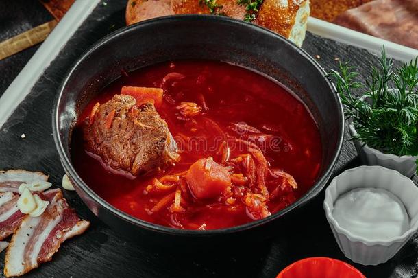 红色的<strong>罗宋汤</strong>使关于甜菜,蔬菜和肉和有酸味的乳霜
