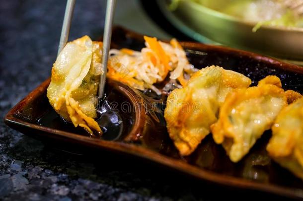 饺子向筷子.自家制的亚洲人素食主义者锅贴和