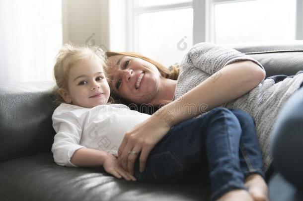 幸福的母亲和她女儿向指已提到的人沙发采用指已提到的人liv采用g房间在