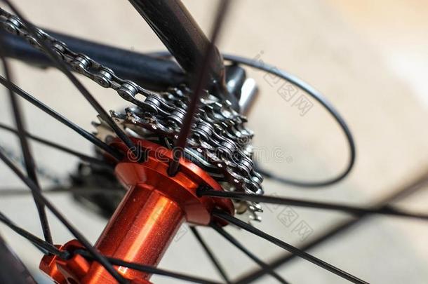 速度比赛自行车红色的饲养轮轴和速度比赛盒式录音带齿轮