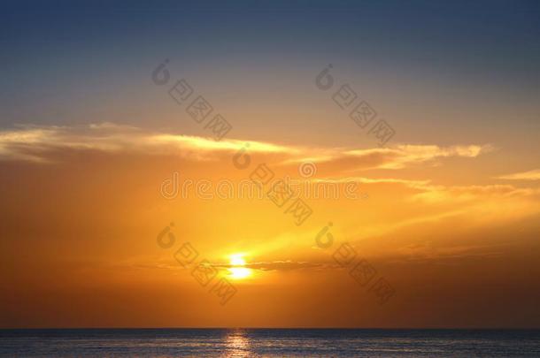 海景画和发光的海越过多云的天和太阳在的时候太阳set采用