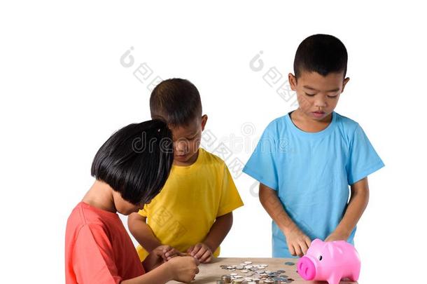 组关于亚洲人孩子们是的一份放置coinsurance联合保险进入中小猪禁止