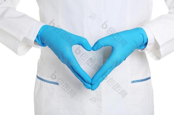 医生制造心形状和手采用医学的拳击手套