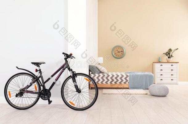自行车在近处光<strong>墙</strong>采用时髦的房间