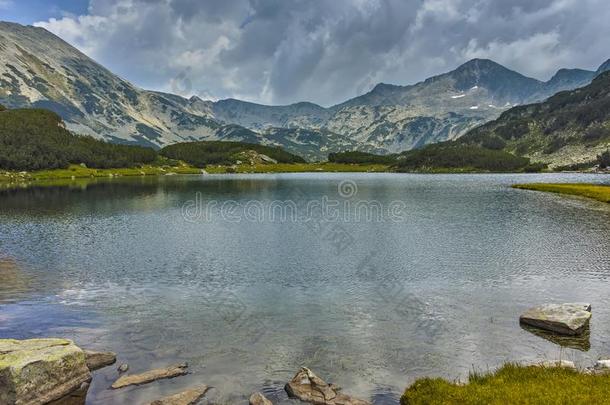 夏风景关于穆拉托夫湖,皮林山