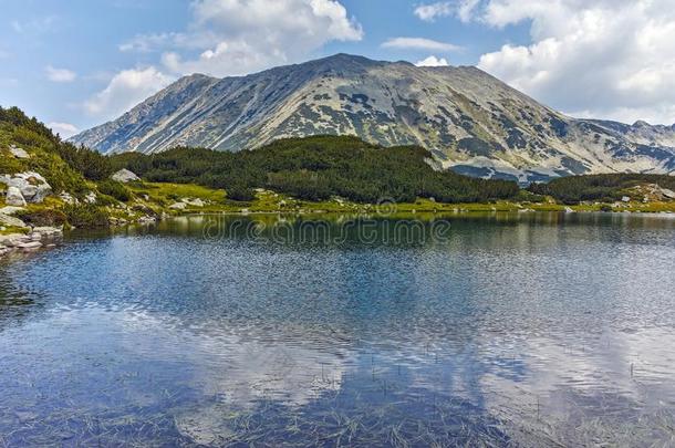 夏风景关于穆拉托夫湖,皮林山