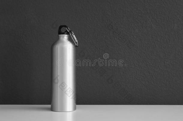 铝水瓶子为有关运动的向灰色背景