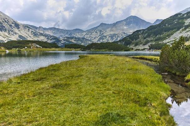 夏风景关于穆拉托夫湖,皮林山