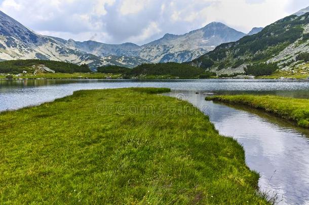 夏风景关于穆拉托夫湖,皮林山