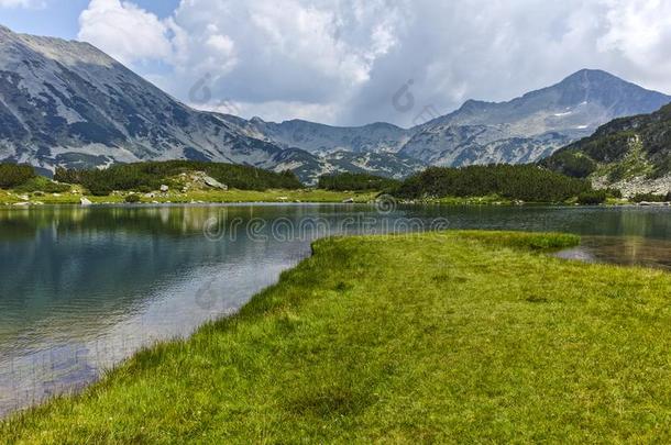 夏风景关于穆拉托夫湖,皮林山