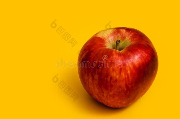 大大地红色的苹果和黄色的背景.
