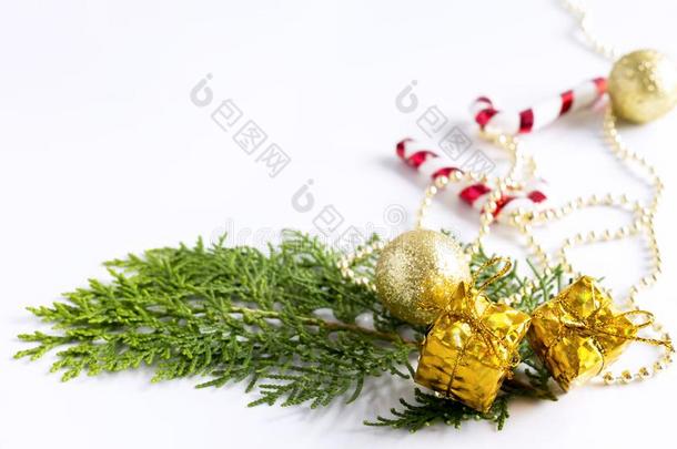 圣诞节背景装饰和冷杉树和赠品节日的英语字母表的第15个字母
