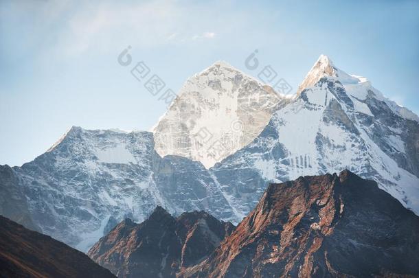 看法关于登上康泰加在日出采用喜马拉雅mounta采用s,尼泊尔.