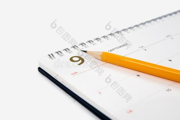 九月日历和铅笔向白色的背景.