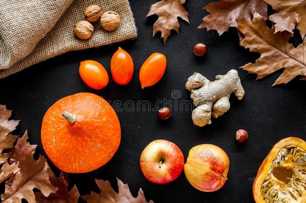 秋花园收割.干燥的树叶,南瓜,苹果,番茄,英语字母表的第7个字母