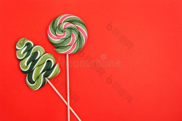 圣诞节树糖果和圆形的棒棒糖向一红色的b一ckg圆形的.
