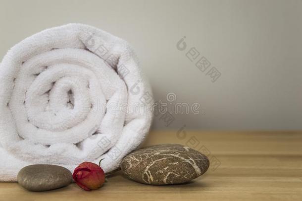 白色的毛巾向一木制的t一ble