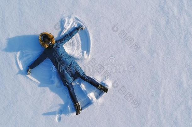 女人使雪天使产卵数采用指已提到的人雪.顶看法.空气的photograp照片