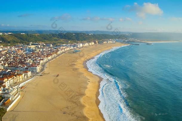 空气的看法关于纳扎尔海滩和城市日落.葡萄牙