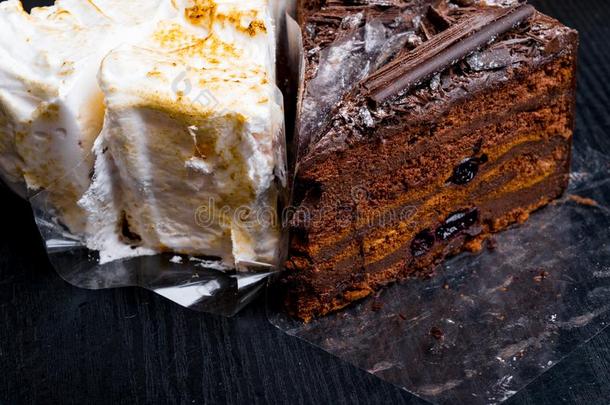 白色的和棕色的<strong>巧克力</strong>蛋糕向木制的背景,庆祝<strong>活动</strong>