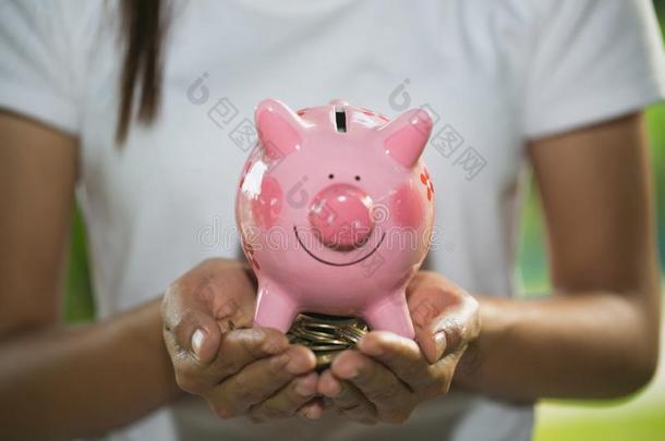 男人佃户租种的土地粉红色的小猪银行,救助钱和财政的投资