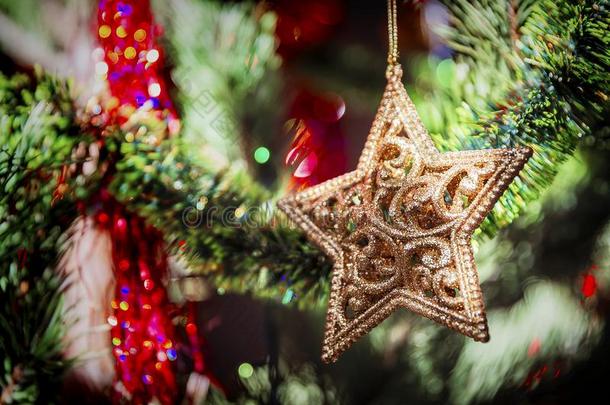 金色的星向指已提到的人圣诞节树
