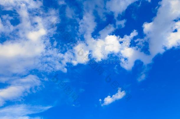 蓝色天和白色的积<strong>云云</strong>.抽象的自然的背景