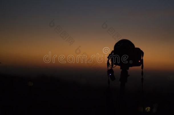 摄影者摄影师照相机和桔子地平线在黄昏