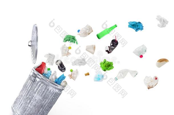 回收利用箱子和未分类整理的垃圾