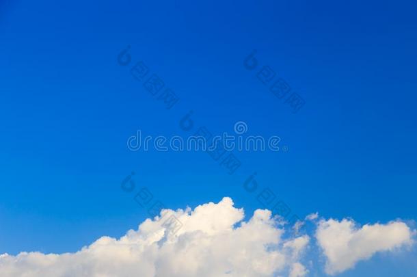蓝色天和白色的积<strong>云云</strong>.抽象的自然的背景