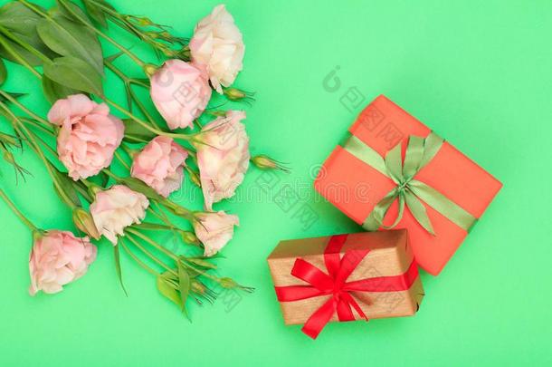 花束关于粉红色的花和树叶和赠品盒系和肋骨