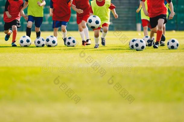 孩子们比赛足球在草有关运动的田.足球训练FaroeIslands法罗群岛