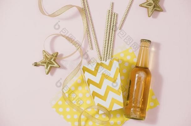 有纸夹的笔记板和瓶子关于香槟酒和金色的装饰.平的
