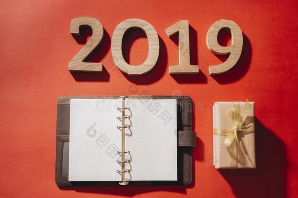 为指已提到的人新的年2019向红色的背景和赠品盒和基督