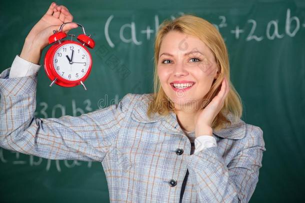 女孩学校讲课者.什么时间是（be的三单形式它.功课时刻表.欢迎