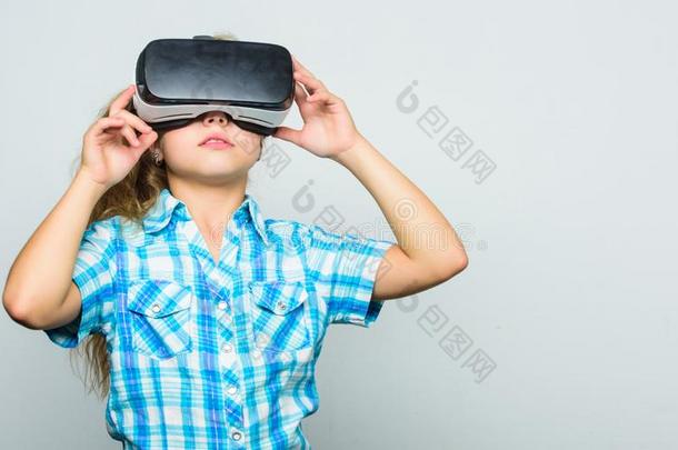 小的小孩采用VirtualReality虚拟现实戴在头上的耳机或听筒.小的小孩穿着不用电线的VirtualReality虚拟现实